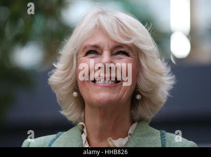 Die Herzogin von Cornwall, bekannt als Herzogin von Rothesay in Schottland, während ihres Besuchs in der University of Aberdeen, wo sie ein Labor auf dem Foresterhill Campus eröffnet. Stockfoto