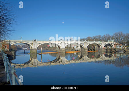 Fußgängerbrücke am Schloss Richmond, überspannt den Fluss Themse zwischen Richmond und Twickenham, und sehen sich auf dem Fluss spiegeln Stockfoto