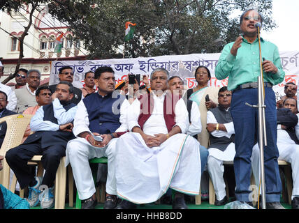 Kolkata, Indien. 18. Januar 2017. Präsident Adhir Chowdhury hält seine Rede während der Rallye. West Bengal Pradesh Kongresskomitee Proteste gegen Regierung Narendra Modi und Demonetisierung des Rs.500 und Rs.1000 vor Reserve-Bank von Indien, Kolkata. Bildnachweis: Saikat Paul/Pacific Press/Alamy Live-Nachrichten Stockfoto