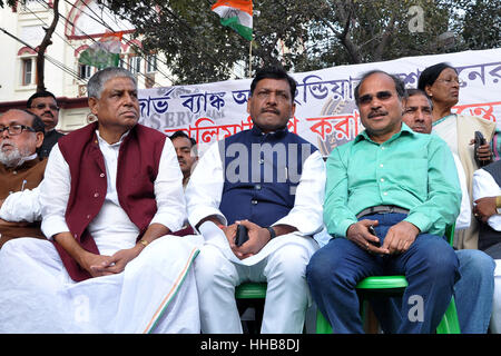 Kolkata, Indien. 18. Januar 2017. Abdul Mannan, Akhilesh Prasad Singh und Adhir Chowdhury (von links nach rechts) während der Rallye. West Bengal Pradesh Kongresskomitee Proteste gegen Regierung Narendra Modi und Demonetisierung des Rs.500 und Rs.1000 vor Reserve-Bank von Indien, Kolkata. Bildnachweis: Saikat Paul/Pacific Press/Alamy Live-Nachrichten Stockfoto