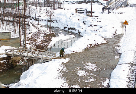 Srinagar, Indien. 18. Januar 2017. Kashmiri Muslimin auf rutschigen Schnee geht bedeckt Straßen in der Buddgam von Srinagar, indischen Kaschmir, kontrollierte 18. Januar 2017, Kältewelle hat seit drei Wochen Credit Valley gepackt: Umer Asif/Pacific Press/Alamy Live News Stockfoto