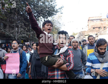 Kolkata, Indien. 18. Januar 2017. Sozialaktivist organisierte eine Kundgebung, Polizeieinsatz in Bhangar und zwei Tote zu verurteilen und viele verwundet während des Protestes gegen die Power-Grid-Projekt an der Bhangar. Bildnachweis: Saikat Paul/Pacific Press/Alamy Live-Nachrichten Stockfoto