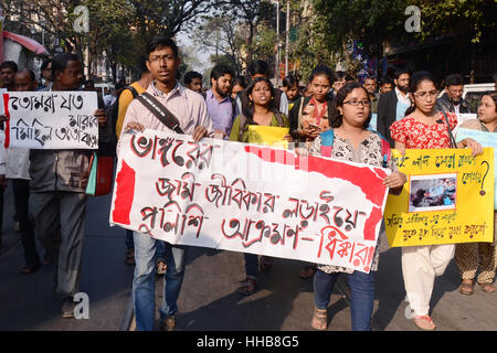 Kolkata, Indien. 18. Januar 2017. Sozialaktivist organisierte eine Kundgebung, Polizeieinsatz in Bhangar und zwei Tote zu verurteilen und viele verwundet während des Protestes gegen die Power-Grid-Projekt an der Bhangar. Bildnachweis: Saikat Paul/Pacific Press/Alamy Live-Nachrichten Stockfoto