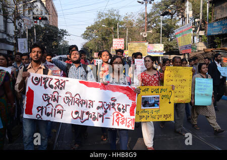 Kolkata, Indien. 18. Januar 2017. Sozialaktivist organisierte eine Kundgebung, Polizeieinsatz in Bhangar und zwei Tote zu verurteilen und viele verwundet während des Protestes gegen die Power-Grid-Projekt an der Bhangar. Bildnachweis: Saikat Paul/Pacific Press/Alamy Live-Nachrichten Stockfoto