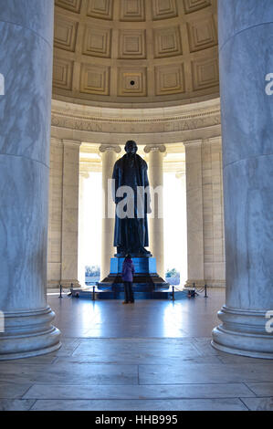 WASHINGTON DC - interne of Thomas Jefferson Memorial mit der Silhouette der Statue. Stockfoto