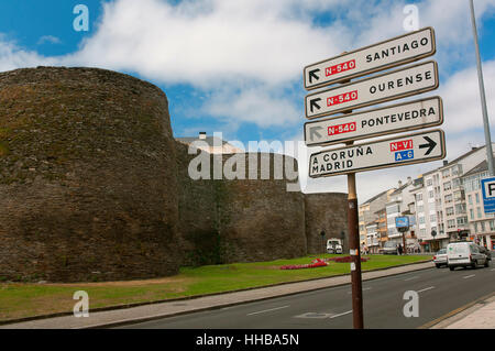 "Ronda De La Muralla" Straße, römische Mauern - 3. Jahrhundert, Weltkulturerbe der UNESCO Lugo, Region Galicien, Spanien, Europa Stockfoto