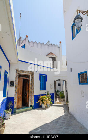 Traditionelle blau und weiß getünchten Häusern in Seitenstraße des historischen marokkanische Stadt Ouarzazate, Marokko, Nordafrika Stockfoto