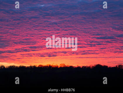 Ein atemberaubender Sonnenuntergang über einer Landschaft von East Anglian, vom Dorf Pulham Market aus gesehen, Norfolk, England Stockfoto