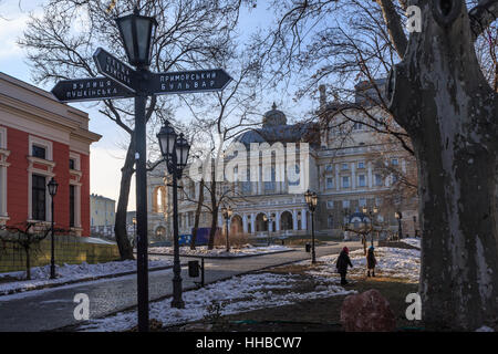 Kreuzung von Meer-Boulevard und Dumska-Platz mit Opernhaus Hintergrund in Odessa, Ukraine. Stockfoto