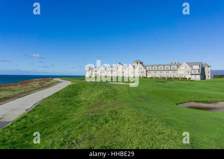 Resort mit Golfplatz Puttinggreen auf den Klippen an den Pazifischen Ozean, Half Moon Bay, Kalifornien Stockfoto