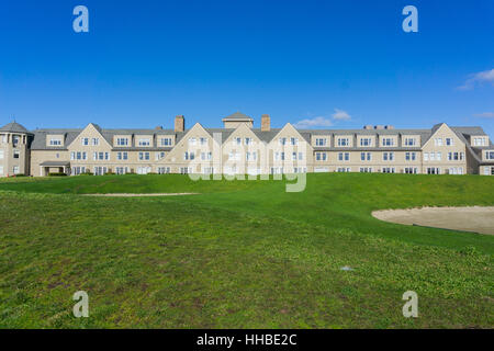 Resort mit Golfplatz Puttinggreen auf den Klippen an den Pazifischen Ozean, Half Moon Bay, Kalifornien Stockfoto