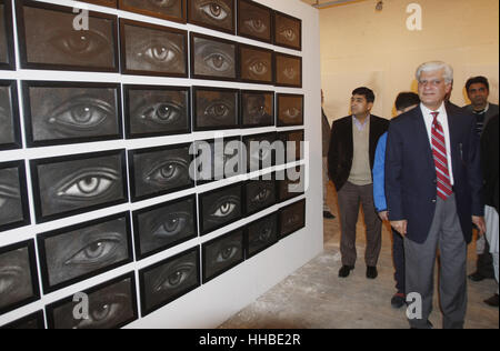 Lahore, Pakistan. 18. Januar 2017. Pakistanischer Studenten, die scharf interessiert Grad zeigen 2017 am National College of Arts. Bildnachweis: Rana Sajid Hussain/Pacific Press/Alamy Live-Nachrichten Stockfoto