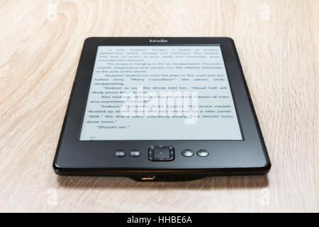 Kindle Ebook-Reader mit angezeigten Seite ein Buch auf dem Tisch. Stockfoto