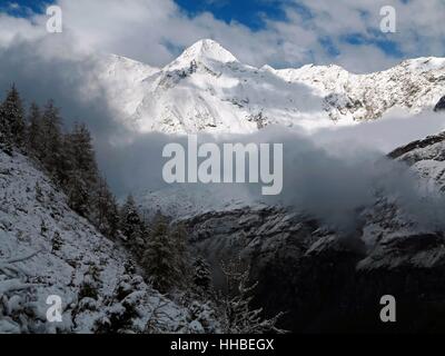 Grand alberner Peak von Zinal, Schweiz an einem stürmischen Tag. Stockfoto