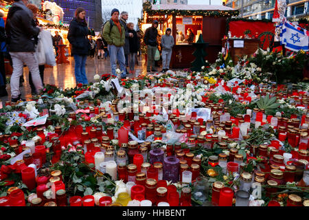 Impressionen: Blumen Und Kerzen als Zeichen von Trauer Und Anteilnahme Nach Dem Islamistischen Terroranschlag Auf Den Weihnachtsmarkt bin Breitscheidpl Stockfoto