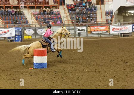 Eine junge Cowgirl konkurriert in der High School Faßlaufen Event auf dem Bauernhof zeigen Complex in Harrisburg, Pennsylvania. Stockfoto