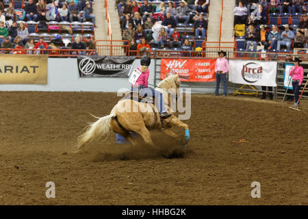 Eine junge Cowgirl konkurriert in der High School Faßlaufen Event auf dem Bauernhof zeigen Complex in Harrisburg, Pennsylvania Stockfoto