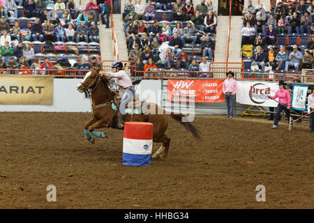 Eine junge Cowgirl konkurriert in der High School Faßlaufen Event auf dem Bauernhof zeigen Complex in Harrisburg, Pennsylvania Stockfoto