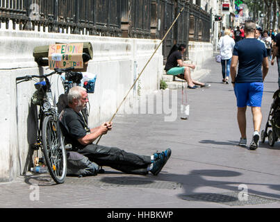Mann auf der Straße um Geld Fpor seiner Reisen auf der ganzen Welt liegen. Stockfoto