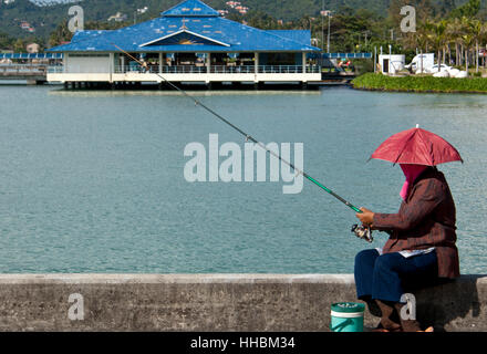 Frau Angeln am Hafen, Uferpromenade, Koh Samui, Thailand, Asien Stockfoto