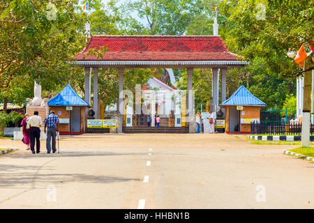 Gepflasterte Straße führt zum Eingangstor des Sri Maha Bodhi, Heimat von heiligen buddhistischen Baum der Erleuchtung. Horizontale Stockfoto