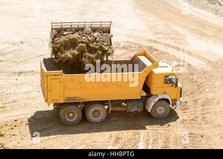 Gelbe Bau Planierraupe bei der Arbeit im freien mine Stockfoto