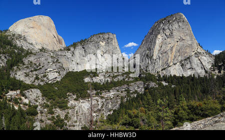 Im Blick sind Half Dome (Südwand), Mount Broderick und Liberty Cap. Fotografiert von John Muir Trail, Yosemite National Park, Kalifornien. Stockfoto