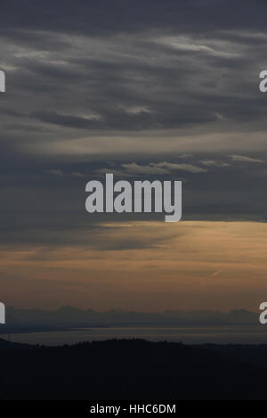 Blick über Hügel und Meer auf Vancouver Island, British Columbia, Kanada Blick auf die Küstenberge im US-Bundesstaat Washington Stockfoto