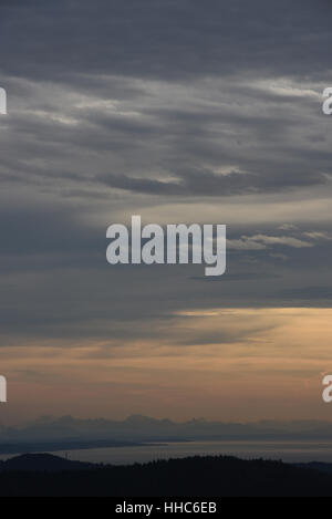 Blick über Hügel und Meer auf Vancouver Island, British Columbia, Kanada Blick auf die Küstenberge im US-Bundesstaat Washington Stockfoto