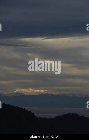 Ein Blick über Berge und Meer auf Vancouver Island, British Columbia, Kanada mit Blick auf das Wasser, das Küstengebirge Stockfoto