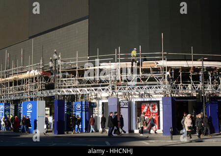 London, UK, 17.01.2017 Arbeit auf Ersatz des Piccadilly Circus ikonischen Zeichens mit einzelnen Bogensieb. Stockfoto