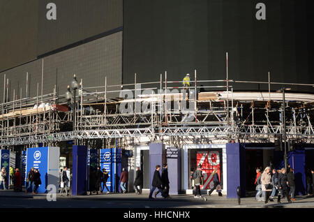 London, UK, 17.01.2017 Arbeit auf Ersatz des Piccadilly Circus ikonischen Zeichens mit einzelnen Bogensieb. Stockfoto