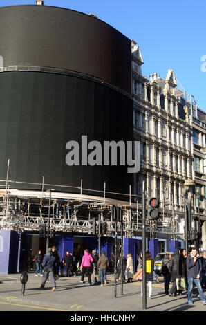 London, UK, 17.01.2017 Arbeit auf Ersatz des Piccadilly Circus ikonischen Zeichens mit einzelnen Bogensieb. Stockfoto