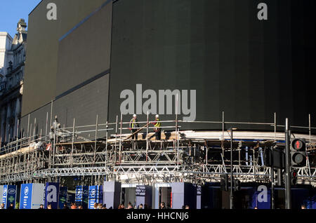 London, UK, 17.01.2017 Arbeit auf Ersatz des Piccadilly Circus ikonischen Zeichens mit einzelnen Bogensieb. Stockfoto