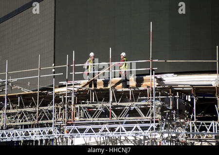 London, UK, 17.01.2017 Arbeit auf Ersatz des Piccadilly Circus ikonischen Zeichens mit einzelnen Bogensieb. Stockfoto