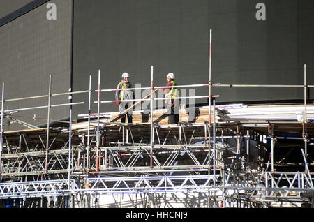 London, UK, 17.01.2017 Arbeit auf Ersatz des Piccadilly Circus ikonischen Zeichens mit einzelnen Bogensieb. Stockfoto