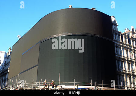 London, UK, 17.01.2017 Arbeit auf Ersatz des Piccadilly Circus ikonischen Zeichens mit einzelnen Bogensieb. Stockfoto