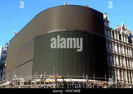 London, UK, 17.01.2017 Arbeit auf Ersatz des Piccadilly Circus ikonischen Zeichens mit einzelnen Bogensieb. Stockfoto