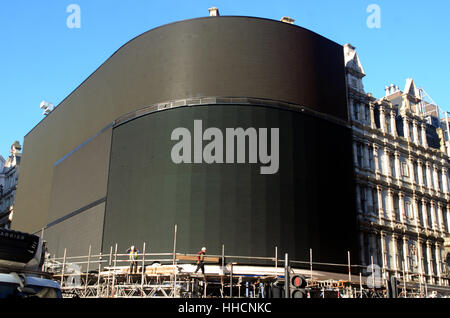 London, UK, 17.01.2017 Arbeit auf Ersatz des Piccadilly Circus ikonischen Zeichens mit einzelnen Bogensieb. Stockfoto