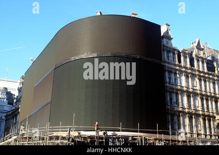 London, UK, 17.01.2017 Arbeit auf Ersatz des Piccadilly Circus ikonischen Zeichens mit einzelnen Bogensieb. Stockfoto