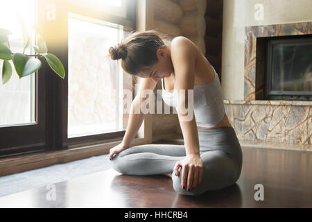 Junge attraktive Frau in nach oben Bauch Lock-Pose, Startseite inter Stockfoto