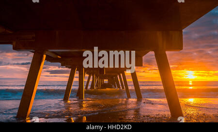 Dramatischen Sonnenuntergang unter Glenelg Steg, South Australia. Farbe toning angewandte Stockfoto