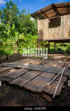 Ländliche Hütte oder Haus, Sabah, Malaysia Borneo. Diese Arten von Wohnungen sind im ländlichen Borneo. Einige zu einem Netz verbunden sind. Stockfoto