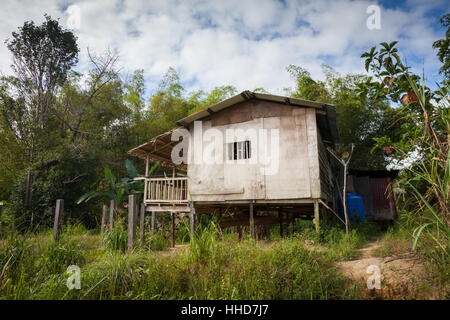 Ländliche Hütte oder Haus, Sabah, Malaysia Borneo. Diese Arten der Wohnung sind häufig in ländlichen Borneo. Nur wenige sind zu jedem Stromnetz angeschlossen. Stockfoto