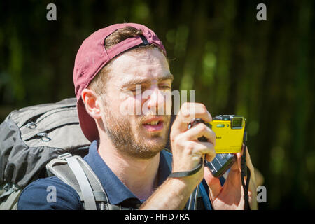 Mann mit der Kamera ein Foto auf seinen Reisen, weißen kaukasischen 25-35 Stockfoto