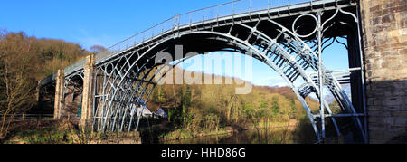 Frühling, die erste gusseiserne Brücke in der Welt, Überquerung des Flusses Severn, Coalbrookdale, Ironbridge Stadt, Grafschaft Shropshire Stockfoto