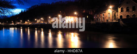 Blick auf den Fluss Severn und Ironbridge Stadt Coalbrookdale, Grafschaft Shropshire, England, UK Stockfoto