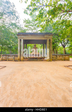 Schmutz-Wanderweg führt zum Heiligen Samadhi Buddha-Statue in der alten Hauptstadt Anuradhapura in Sri Lanka. Vertikal Stockfoto