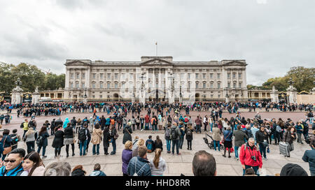 London, Vereinigtes Königreich - 17. Oktober 2016: Menschen sind Gethering in der Nähe von Buckingham Palace in London, Vereinigtes Königreich vor Wachablösung. Stockfoto