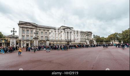 London, Vereinigtes Königreich - 17. Oktober 2016: Menschen sind Gethering in der Nähe von Buckingham Palace in London, Vereinigtes Königreich vor Wachablösung. Stockfoto